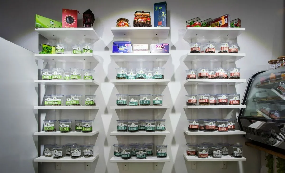 Ассортимент чаев в чаевне New Tea